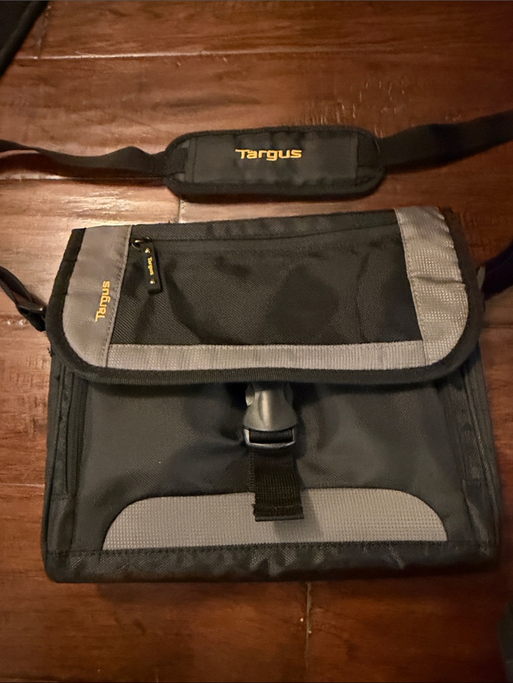 Targus Black & Gray Men's Messenger Crossbody Bag